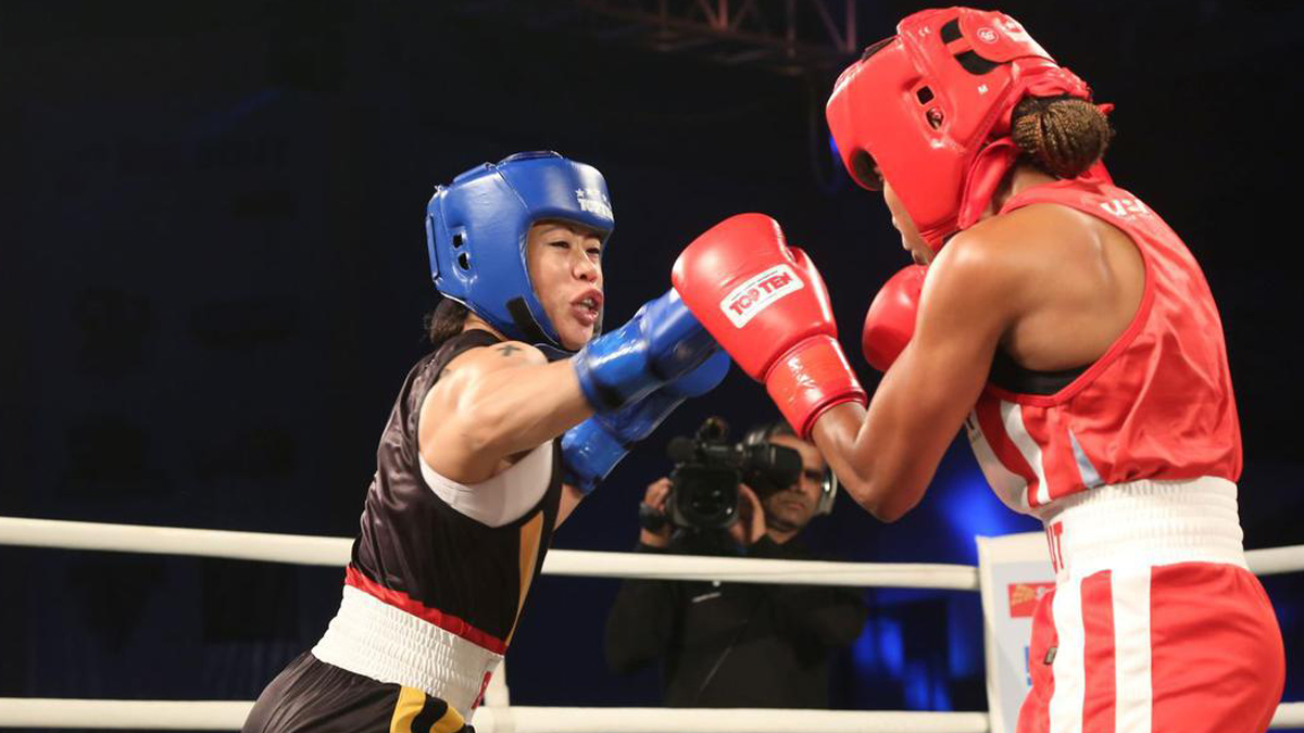 Mary Kom tackling her opponent