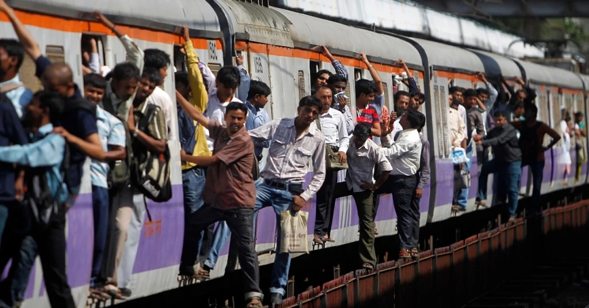 7-10 persons die daily after falling from Mumbai locals